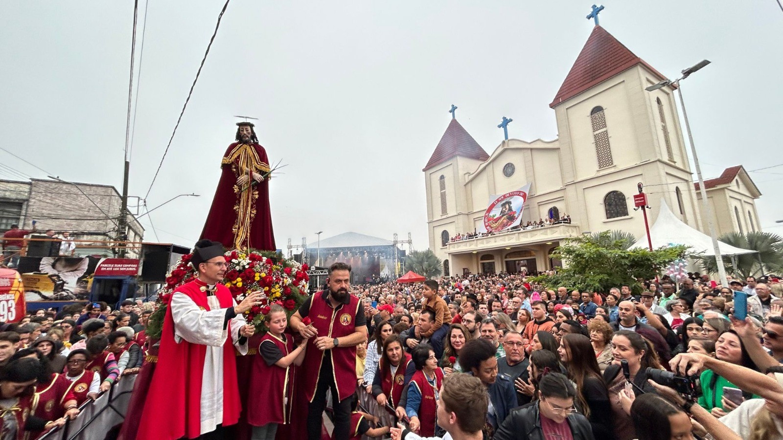 Cerca de 20 mil pessoas participam da procissão na 171ª da Festa do Senhor Bom Jesus em Araquari